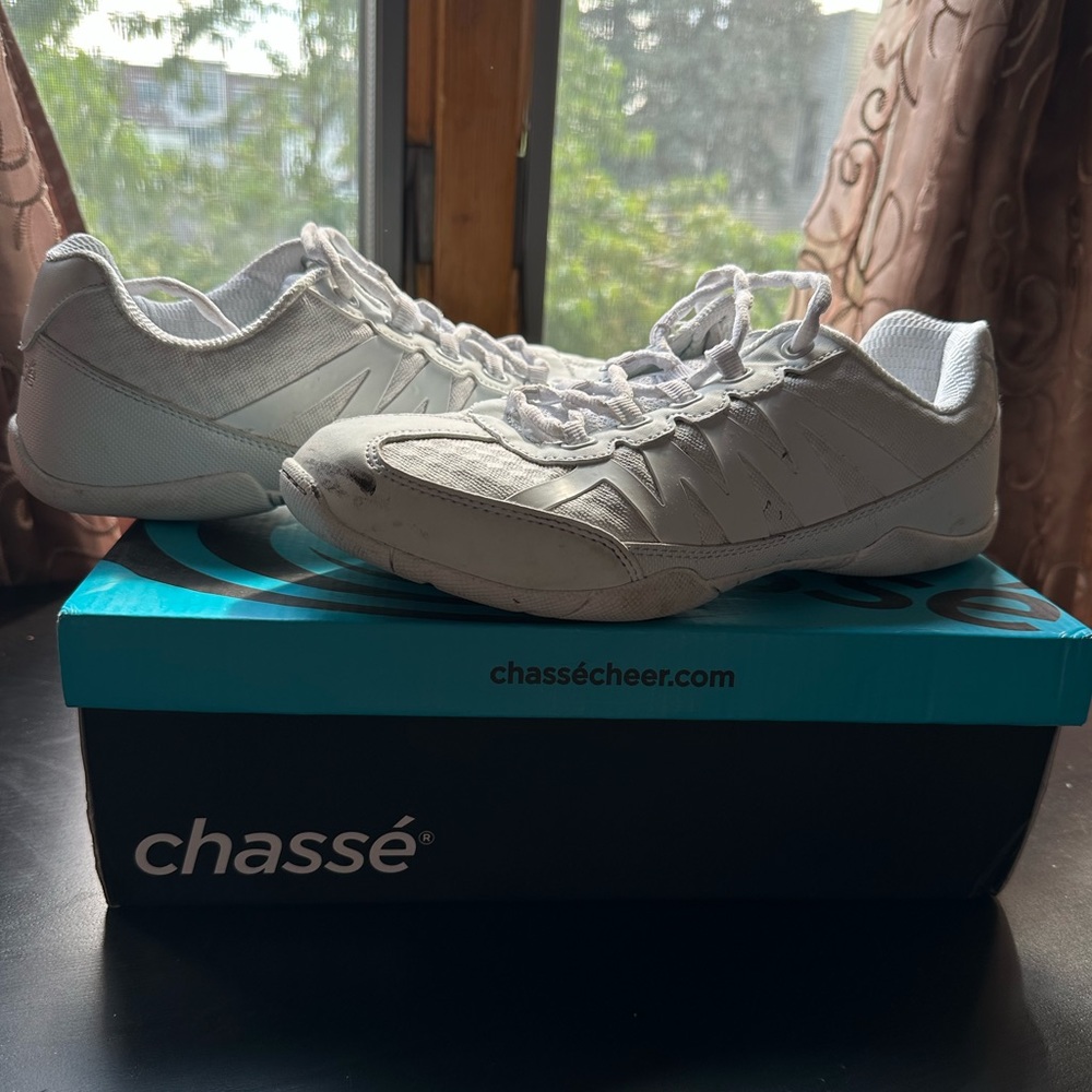 Used: VARSITY Chassé Cheer shoes in white size 8.